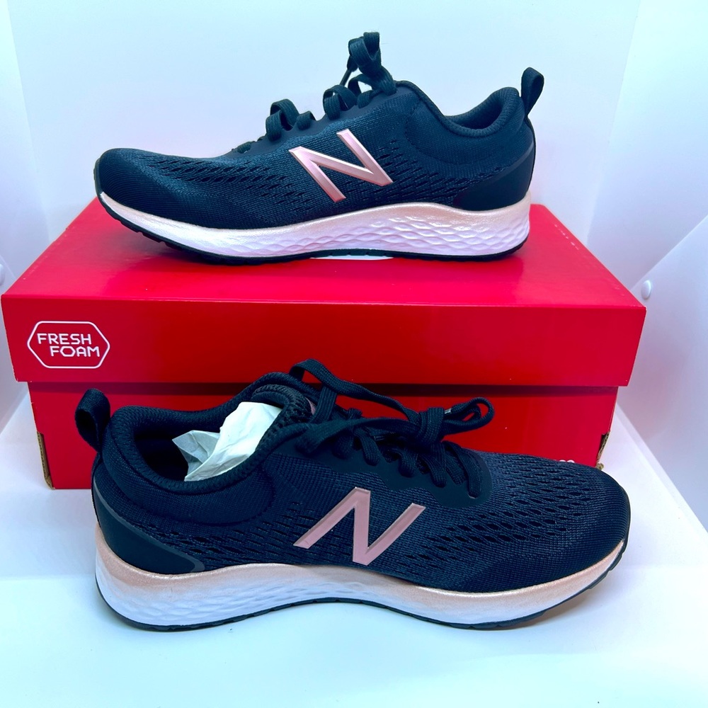New Balance Running Shoes. NIB. Size 6 women’s. Black and Pink.